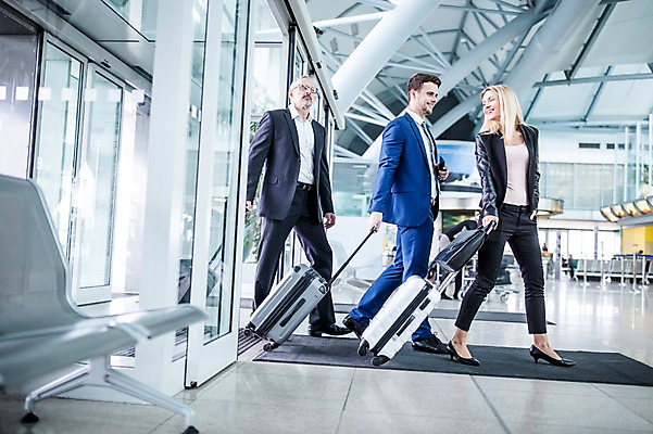 포토 JPG 전신 서양인 여자 노년 남자 실내 웃음 성인 옆모습 세명 걷기 캐리어 비즈니스맨 비즈니스우먼 공항 동료 출장 공항라운지 성인만 국내포토 외국인 뷰포인트 비즈니스 관계 교통시설 모션 표정 사람 내부 여행가방 직장인 라운지 파일형식