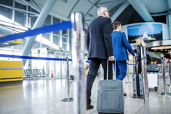 포토 JPG 전신 서양인 여자 노년 남자 실내 서기 성인 뒷모습 세명 캐리어 비즈니스맨 비즈니스우먼 공항 동료 출장 공항라운지 성인만 국내포토 외국인 뷰포인트 비즈니스 관계 교통시설 모션 사람 내부 여행가방 직장인 라운지 파일형식