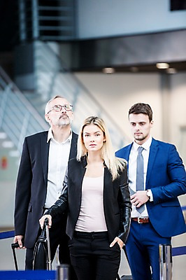 포토 JPG 서양인 여자 노년 남자 서류가방 실내 서기 상반신 성인 앞모습 세명 캐리어 비즈니스맨 비즈니스우먼 공항 동료 출장 공항라운지 성인만 국내포토 외국인 뷰포인트 가방 비즈니스 관계 교통시설 모션 사람 내부 여행가방 직장인 라운지 파일형식