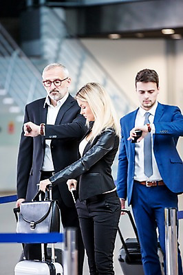 포토 JPG 서양인 여자 노년 남자 서류가방 실내 서기 성인 세명 캐리어 시간 비즈니스맨 비즈니스우먼 공항 동료 출장 공항라운지 성인만 국내포토 외국인 가방 비즈니스 관계 교통시설 모션 사람 내부 여행가방 직장인 라운지 파일형식