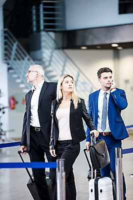 포토 JPG 서양인 응시 여자 노년 남자 서류가방 실내 서기 성인 세명 캐리어 비즈니스맨 비즈니스우먼 공항 동료 출장 통화 공항라운지 성인만 국내포토 외국인 시선 가방 비즈니스 관계 교통시설 모션 사람 내부 여행가방 직장인 라운지 파일형식