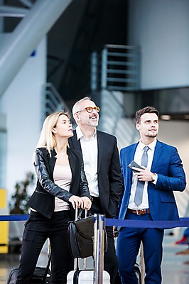 포토 JPG 서양인 응시 여자 노년 남자 서류가방 실내 서기 웃음 성인 앞모습 세명 캐리어 비즈니스맨 비즈니스우먼 공항 동료 출장 공항라운지 성인만 국내포토 외국인 시선 뷰포인트 가방 비즈니스 관계 교통시설 모션 표정 사람 내부 여행가방 직장인 라운지 파일형식