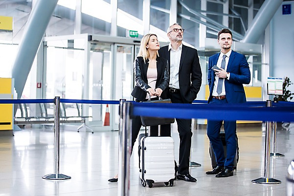 포토 JPG 전신 서양인 응시 여자 노년 남자 서류가방 실내 서기 성인 앞모습 세명 캐리어 비즈니스맨 비즈니스우먼 공항 동료 출장 공항라운지 성인만 국내포토 외국인 시선 뷰포인트 가방 비즈니스 관계 교통시설 모션 사람 내부 여행가방 직장인 라운지 파일형식