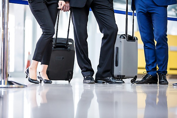 포토 JPG 여자 남자 실내 서기 성인 세명 캐리어 다리 비즈니스맨 비즈니스우먼 공항 동료 출장 공항라운지 성인만 국내포토 비즈니스 관계 교통시설 모션 사람 내부 신체부위 여행가방 직장인 라운지 파일형식