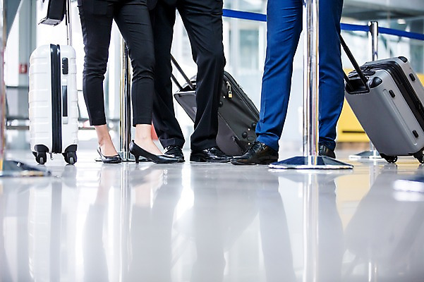 포토 JPG 여자 남자 실내 서기 성인 세명 캐리어 다리 비즈니스맨 비즈니스우먼 공항 동료 출장 공항라운지 성인만 국내포토 비즈니스 관계 교통시설 모션 사람 내부 신체부위 여행가방 직장인 라운지 파일형식