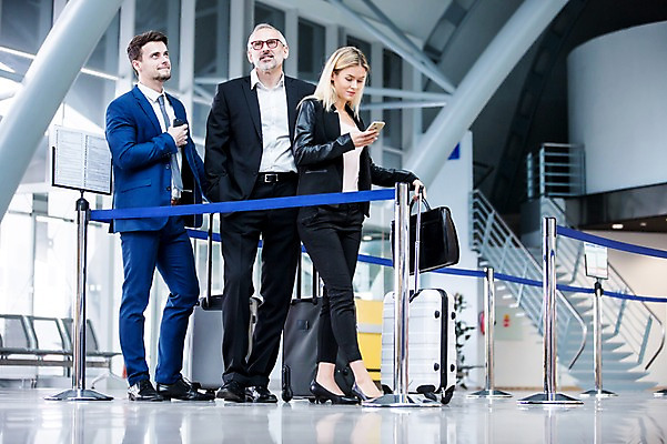 포토 JPG 전신 서양인 여자 남자 서류가방 실내 서기 성인 앞모습 세명 스마트폰 캐리어 비즈니스맨 비즈니스우먼 공항 동료 출장 공항라운지 성인만 국내포토 외국인 뷰포인트 가방 비즈니스 관계 교통시설 모션 사람 내부 핸드폰 스마트기기 여행가방 직장인 라운지 파일형식