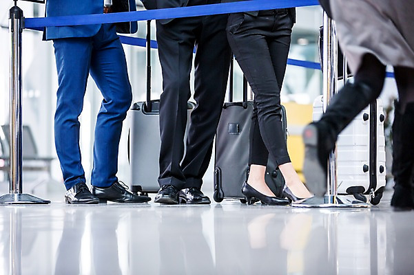 포토 JPG 여자 남자 실내 여러명 성인 캐리어 다리 비즈니스맨 비즈니스우먼 공항 동료 출장 공항라운지 성인만 국내포토 다수 비즈니스 관계 교통시설 사람 내부 신체부위 여행가방 직장인 라운지 파일형식