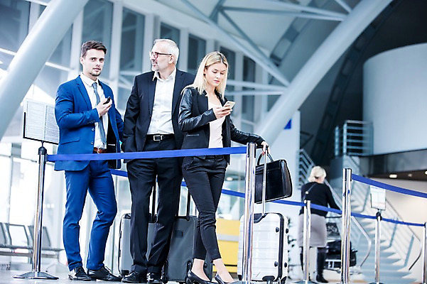 포토 JPG 전신 서양인 여자 노년 남자 서류가방 실내 서기 여러명 성인 앞모습 스마트폰 캐리어 비즈니스맨 비즈니스우먼 공항 동료 출장 공항라운지 성인만 국내포토 외국인 뷰포인트 다수 가방 비즈니스 관계 교통시설 모션 사람 내부 핸드폰 스마트기기 여행가방 직장인 라운지 파일형식