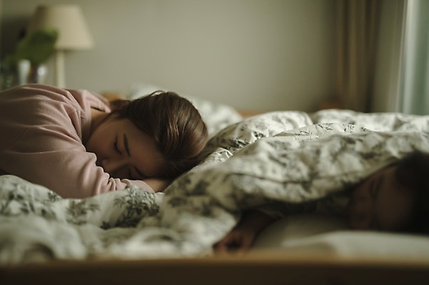 포토 JPG 여자 딸 어린이 엎드리기 모녀 엄마 실내 피곤 상반신 성인 두명 옆모습 아웃포커스 30대 눕기 침실 한국인 육아 침대 잠 워킹맘 늦잠 여자만 싱글맘 국내포토 뷰포인트 가구 컨셉 가족 모션 촬영기법 사람 동양인 내부 장년 비즈니스우먼 파일형식