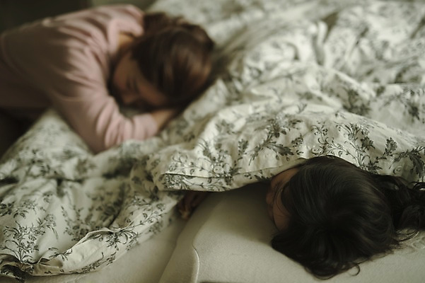 포토 JPG 여자 딸 어린이 엎드리기 모녀 엄마 실내 피곤 상반신 성인 두명 아웃포커스 30대 침실 한국인 육아 침대 잠 워킹맘 늦잠 여자만 싱글맘 국내포토 가구 컨셉 가족 모션 촬영기법 사람 동양인 내부 장년 비즈니스우먼 파일형식