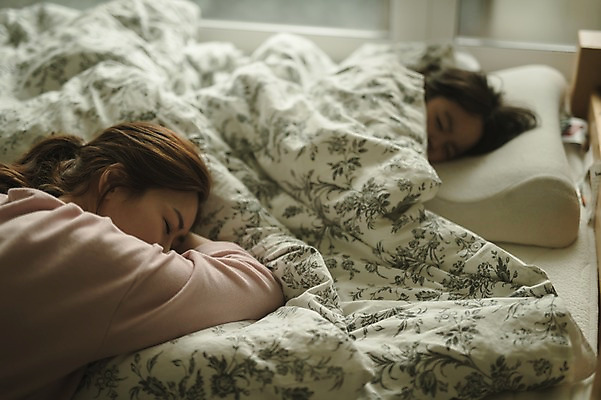 포토 JPG 여자 딸 어린이 엎드리기 모녀 엄마 실내 피곤 상반신 성인 두명 옆모습 30대 침실 한국인 육아 침대 잠 워킹맘 늦잠 여자만 싱글맘 국내포토 뷰포인트 가구 컨셉 가족 모션 사람 동양인 내부 장년 비즈니스우먼 파일형식