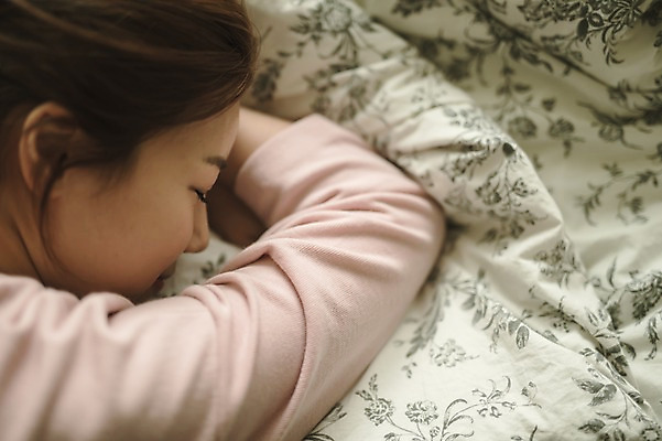 포토 JPG 여자 엎드리기 엄마 실내 한명 상반신 성인 30대 침실 한국인 침대 잠 워킹맘 늦잠 성인여자한명만 국내포토 1 가구 가족 모션 사람 동양인 내부 장년 비즈니스우먼 여자한명만 성인여자만 파일형식