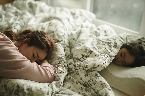 포토 JPG 여자 딸 어린이 엎드리기 모녀 엄마 실내 피곤 상반신 성인 두명 옆모습 30대 침실 한국인 육아 침대 잠 워킹맘 늦잠 여자만 싱글맘 국내포토 뷰포인트 가구 컨셉 가족 모션 사람 동양인 내부 장년 비즈니스우먼 파일형식