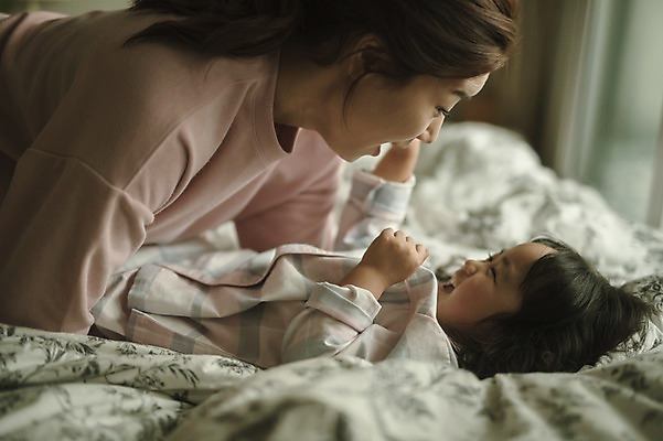 포토 JPG 여자 딸 어린이 모녀 엄마 실내 미소 상반신 성인 두명 옆모습 30대 눕기 마주보기 다정 침실 한국인 육아 기상 침대 워킹맘 여자만 싱글맘 국내포토 뷰포인트 가구 컨셉 가족 모션 표정 사람 동양인 내부 장년 비즈니스우먼 파일형식