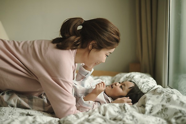 포토 JPG 여자 딸 어린이 모녀 엄마 실내 미소 상반신 성인 두명 옆모습 30대 눕기 마주보기 다정 침실 한국인 육아 기상 침대 워킹맘 여자만 싱글맘 국내포토 뷰포인트 가구 컨셉 가족 모션 표정 사람 동양인 내부 장년 비즈니스우먼 파일형식