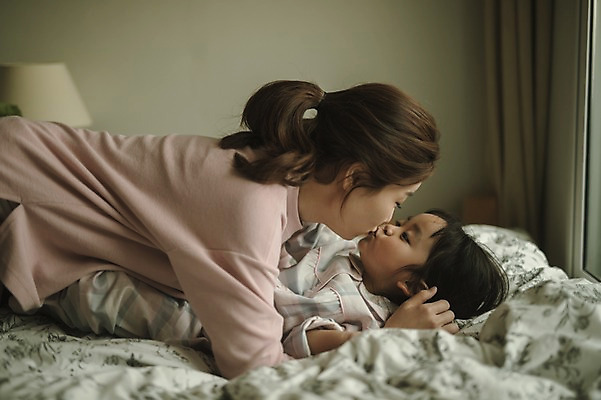 포토 JPG 여자 딸 어린이 모녀 엄마 키스 실내 상반신 성인 두명 옆모습 30대 눕기 마주보기 다정 침실 한국인 육아 기상 침대 워킹맘 여자만 싱글맘 국내포토 뷰포인트 가구 컨셉 가족 모션 사람 동양인 내부 장년 비즈니스우먼 애정표현 파일형식