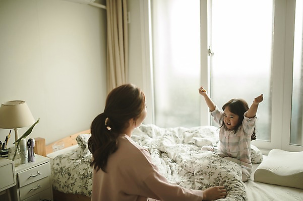 포토 JPG 여자 딸 어린이 모녀 엄마 실내 미소 앉기 상반신 성인 두명 앞모습 뒷모습 30대 침실 한국인 육아 침대 기지개 워킹맘 여자만 싱글맘 국내포토 뷰포인트 가구 가족 모션 표정 사람 동양인 내부 장년 비즈니스우먼 파일형식