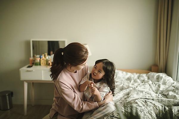포토 JPG 여자 딸 어린이 장난 안기 모녀 엄마 실내 앉기 상반신 성인 두명 앞모습 옆모습 30대 침실 한국인 육아 침대 워킹맘 여자만 싱글맘 국내포토 뷰포인트 가구 가족 모션 사람 동양인 내부 장년 비즈니스우먼 파일형식