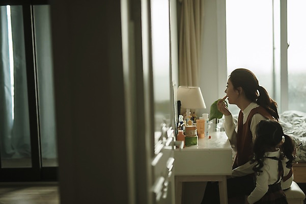 포토 JPG 여자 딸 어린이 모녀 엄마 실내 서기 앉기 상반신 성인 두명 옆모습 30대 화장 한국인 육아 화장대 출근준비 워킹맘 여자만 싱글맘 국내포토 뷰포인트 가구 가족 모션 사람 동양인 내부 장년 뷰티 비즈니스우먼 출근 파일형식