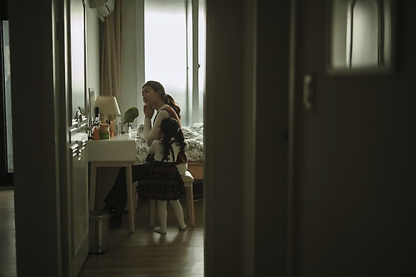 포토 JPG 여자 딸 어린이 모녀 엄마 실내 서기 앉기 상반신 성인 두명 옆모습 30대 화장 한국인 육아 화장대 출근준비 워킹맘 여자만 싱글맘 국내포토 뷰포인트 가구 가족 모션 사람 동양인 내부 장년 뷰티 비즈니스우먼 출근 파일형식