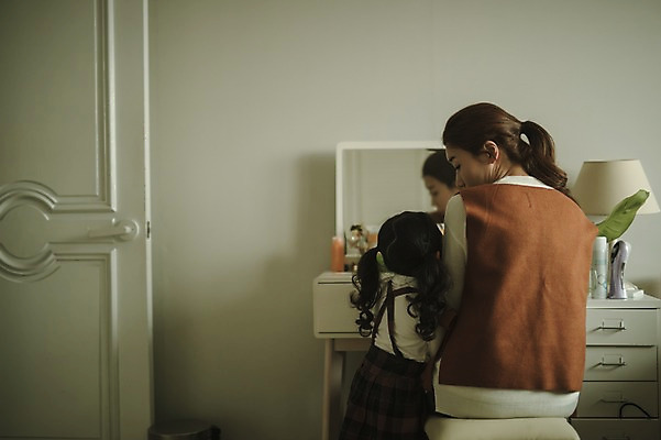 포토 JPG 여자 딸 어린이 모녀 엄마 실내 서기 앉기 상반신 성인 두명 뒷모습 30대 한국인 육아 화장대 출근준비 워킹맘 여자만 싱글맘 국내포토 뷰포인트 가구 가족 모션 사람 동양인 내부 장년 비즈니스우먼 출근 파일형식