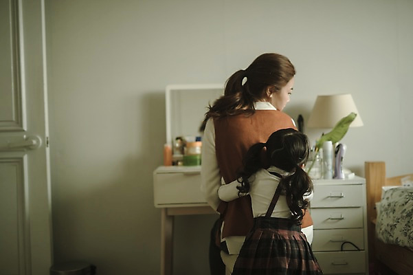 포토 JPG 여자 딸 어린이 포옹 모녀 엄마 실내 서기 앉기 상반신 성인 두명 뒷모습 30대 한국인 육아 출근준비 워킹맘 여자만 싱글맘 국내포토 뷰포인트 가족 안기 모션 사람 동양인 내부 장년 비즈니스우먼 출근 파일형식