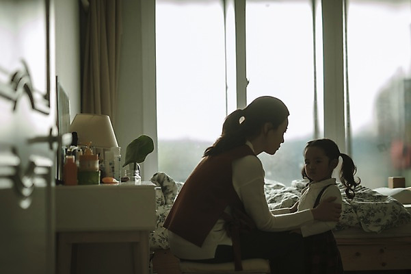 포토 JPG 여자 딸 어린이 모녀 엄마 실내 서기 앉기 상반신 성인 두명 옆모습 30대 한국인 육아 꾸지람 출근준비 워킹맘 여자만 싱글맘 국내포토 뷰포인트 가족 모션 사람 동양인 내부 장년 비즈니스우먼 체벌 출근 파일형식
