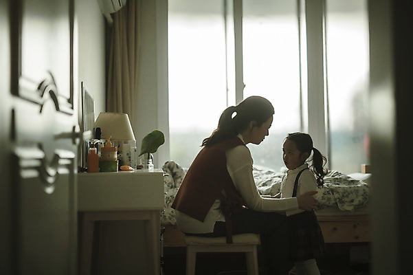 포토 JPG 여자 딸 어린이 모녀 엄마 실내 서기 앉기 상반신 성인 두명 옆모습 30대 한국인 육아 꾸지람 출근준비 워킹맘 여자만 싱글맘 국내포토 뷰포인트 가족 모션 사람 동양인 내부 장년 비즈니스우먼 체벌 출근 파일형식