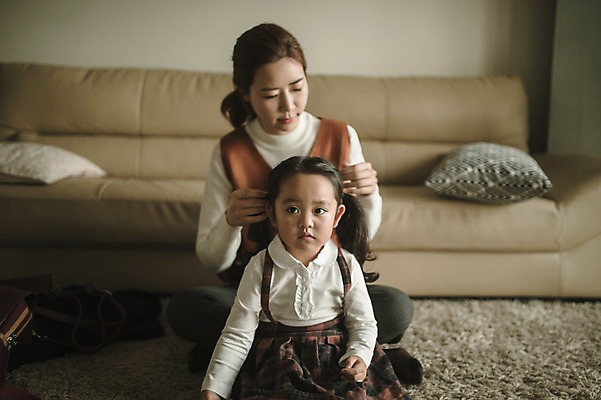 포토 JPG 전신 여자 딸 어린이 거실 모녀 엄마 실내 앉기 상반신 성인 두명 앞모습 30대 만지기 한국인 육아 준비 워킹맘 여자만 싱글맘 국내포토 뷰포인트 가족 모션 사람 동양인 내부 장년 비즈니스우먼 파일형식