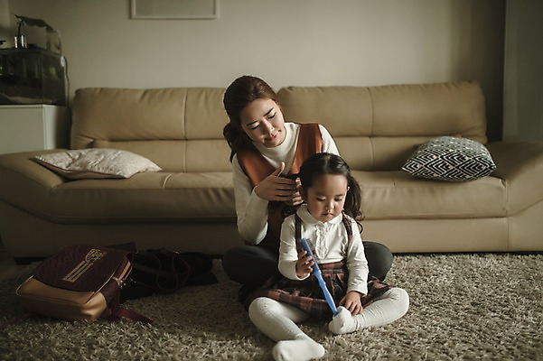 포토 JPG 전신 여자 딸 어린이 거실 모녀 엄마 실내 앉기 성인 두명 앞모습 30대 만지기 한국인 육아 준비 출근준비 워킹맘 여자만 싱글맘 국내포토 뷰포인트 가족 모션 사람 동양인 내부 장년 비즈니스우먼 출근 파일형식