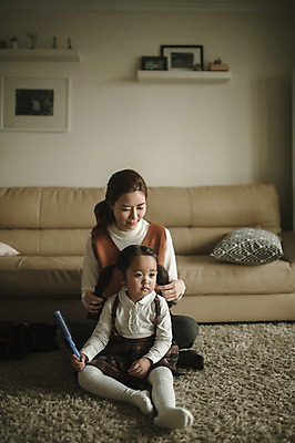 포토 JPG 전신 여자 딸 어린이 거실 모녀 엄마 실내 앉기 성인 두명 앞모습 30대 만지기 한국인 육아 준비 출근준비 워킹맘 여자만 싱글맘 국내포토 뷰포인트 가족 모션 사람 동양인 내부 장년 비즈니스우먼 출근 파일형식 비즈니스 관계 인종 직장인 출퇴근 직업