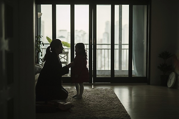 포토 JPG 전신 여자 딸 어린이 거실 모녀 엄마 실내 서기 앉기 성인 두명 옆모습 30대 한국인 육아 비즈니스우먼 준비 역광 출근준비 워킹맘 여자만 싱글맘 국내포토 뷰포인트 비즈니스 가족 모션 사람 동양인 내부 장년 직장인 출근 파일형식