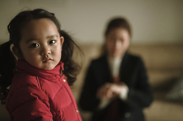 포토 JPG 응시 여자 딸 어린이 거실 모녀 엄마 실내 서기 앉기 상반신 성인 두명 앞모습 옆모습 아웃포커스 30대 한국인 육아 워킹맘 여자만 싱글맘 국내포토 시선 뷰포인트 가족 모션 촬영기법 사람 동양인 내부 장년 비즈니스우먼 파일형식