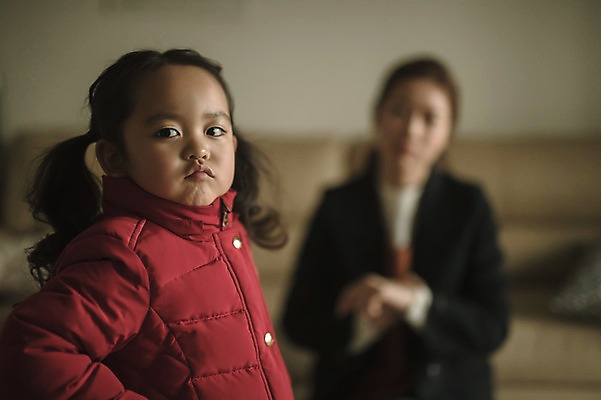 포토 JPG 여자 딸 어린이 거실 모녀 엄마 실내 서기 앉기 상반신 성인 두명 앞모습 옆모습 아웃포커스 30대 한국인 육아 심술 워킹맘 여자만 싱글맘 국내포토 감정 뷰포인트 가족 모션 촬영기법 사람 동양인 내부 장년 비즈니스우먼 파일형식
