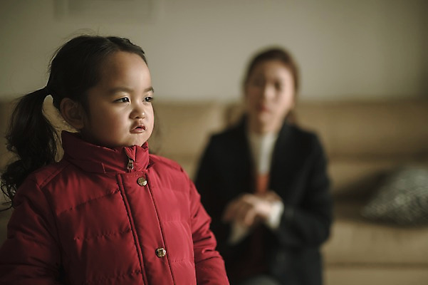 포토 JPG 응시 여자 딸 어린이 거실 모녀 엄마 실내 서기 앉기 상반신 성인 두명 앞모습 아웃포커스 30대 한국인 육아 심술 워킹맘 여자만 싱글맘 국내포토 시선 감정 뷰포인트 가족 모션 촬영기법 사람 동양인 내부 장년 비즈니스우먼 파일형식