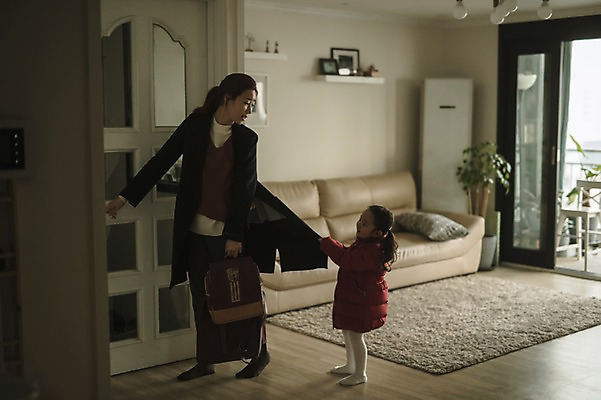 포토 JPG 전신 여자 딸 어린이 거실 모녀 엄마 실내 서기 성인 두명 앞모습 옆모습 30대 한국인 육아 비즈니스우먼 당기기 출근준비 워킹맘 여자만 싱글맘 국내포토 뷰포인트 비즈니스 가족 모션 사람 동양인 내부 장년 직장인 출근 파일형식