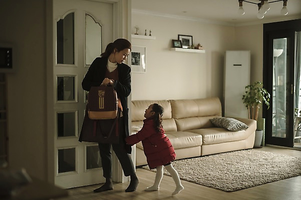 포토 JPG 전신 여자 딸 어린이 거실 모녀 엄마 실내 서기 성인 두명 앞모습 옆모습 30대 한국인 육아 비즈니스우먼 당기기 출근준비 워킹맘 여자만 싱글맘 국내포토 뷰포인트 비즈니스 가족 모션 사람 동양인 내부 장년 직장인 출근 파일형식
