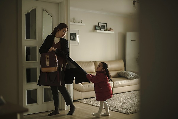 포토 JPG 전신 여자 딸 어린이 거실 모녀 엄마 실내 성인 두명 앞모습 옆모습 30대 한국인 육아 비즈니스우먼 당기기 출근준비 워킹맘 여자만 싱글맘 국내포토 뷰포인트 비즈니스 가족 모션 사람 동양인 내부 장년 직장인 출근 파일형식