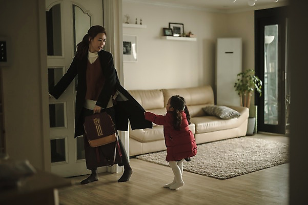 포토 JPG 전신 여자 딸 어린이 거실 모녀 엄마 실내 서기 성인 두명 앞모습 옆모습 30대 한국인 육아 비즈니스우먼 당기기 출근준비 워킹맘 여자만 싱글맘 국내포토 뷰포인트 비즈니스 가족 모션 사람 동양인 내부 장년 직장인 출근 파일형식