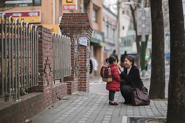 포토 JPG 주간 전신 여자 딸 어린이 모녀 엄마 서기 앉기 성인 야외 두명 옆모습 30대 마주보기 한국인 육아 비즈니스우먼 출근 퇴근 워킹맘 여자만 싱글맘 국내포토 자연요소 뷰포인트 비즈니스 가족 모션 사람 동양인 장년 직장인 출퇴근 파일형식
