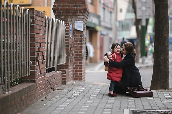 포토 JPG 주간 전신 여자 딸 어린이 포옹 모녀 엄마 서기 미소 앉기 성인 야외 두명 옆모습 30대 한국인 육아 비즈니스우먼 출근 퇴근 워킹맘 여자만 싱글맘 국내포토 자연요소 뷰포인트 비즈니스 가족 안기 모션 표정 사람 동양인 장년 직장인 출퇴근 파일형식