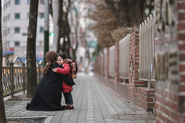 포토 JPG 주간 전신 여자 딸 어린이 포옹 모녀 엄마 서기 앉기 성인 야외 두명 옆모습 뒷모습 30대 원근감 한국인 육아 비즈니스우먼 퇴근 워킹맘 여자만 싱글맘 국내포토 자연요소 뷰포인트 비즈니스 가족 안기 모션 사람 동양인 장년 직장인 출퇴근 파일형식