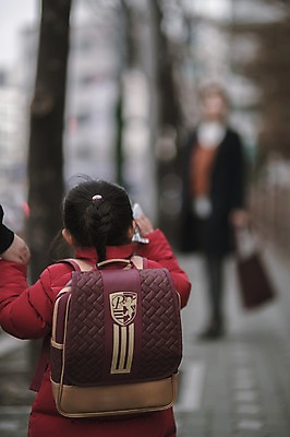 포토 JPG 주간 전신 여자 딸 어린이 모녀 엄마 서기 상반신 성인 야외 두명 앞모습 뒷모습 아웃포커스 30대 한국인 육아 비즈니스우먼 출근 워킹맘 여자만 싱글맘 국내포토 자연요소 뷰포인트 비즈니스 가족 모션 촬영기법 사람 동양인 장년 직장인 출퇴근 파일형식
