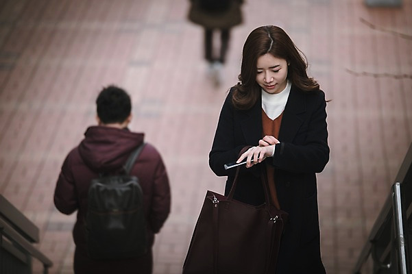 포토 JPG 주간 여자 남자 상반신 성인 야외 앞모습 뒷모습 아웃포커스 세명 30대 걷기 한국인 하반신 비즈니스우먼 육교 워킹맘 성인만 국내포토 자연요소 뷰포인트 비즈니스 모션 엄마 촬영기법 사람 동양인 장년 다리 직장인 가교 파일형식