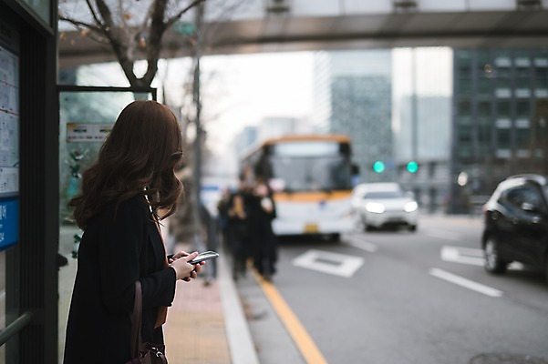 포토 JPG 주간 여자 도로 버스 대중교통 서기 들기 여러명 상반신 성인 야외 옆모습 아웃포커스 30대 스마트폰 한국인 비즈니스우먼 기다림 버스정류장 출근 퇴근 워킹맘 성인만 국내포토 자연요소 길 육상교통 교통수단 뷰포인트 다수 비즈니스 교통시설 모션 엄마 촬영기법 사람 동양인 장년 핸드폰 스마트기기 직장인 역 출퇴근 파일형식