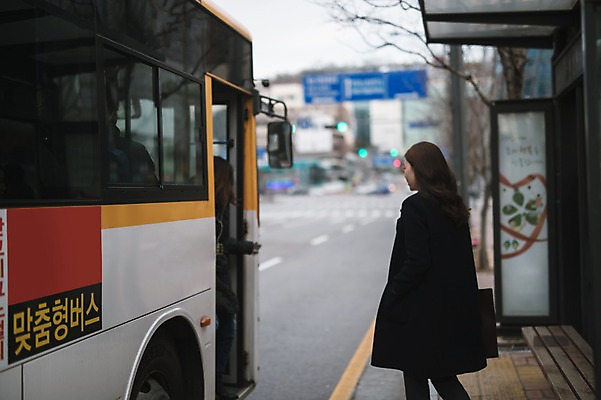 포토 JPG 주간 여자 도로 버스 대중교통 한명 서기 상반신 성인 야외 옆모습 30대 한국인 비즈니스우먼 버스정류장 워킹맘 성인여자한명만 국내포토 자연요소 1 길 육상교통 교통수단 뷰포인트 비즈니스 교통시설 모션 엄마 사람 동양인 장년 직장인 역 여자한명만 성인여자만 파일형식