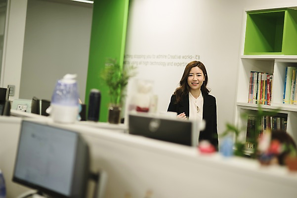 포토 JPG 여자 실내 한명 미소 상반신 성인 앞모습 30대 사무실 걷기 한국인 비즈니스우먼 책상 출근 워킹맘 성인여자한명만 국내포토 1 뷰포인트 가구 비즈니스 모션 엄마 표정 사람 동양인 내부 장년 직장인 출퇴근 여자한명만 성인여자만 파일형식