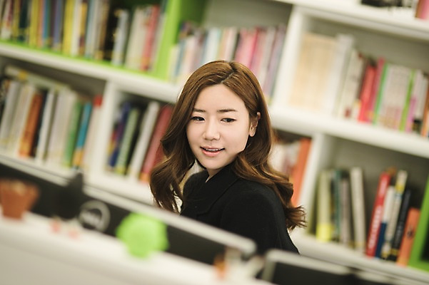 포토 JPG 여자 실내 한명 서기 미소 상반신 성인 앞모습 30대 사무실 한국인 비즈니스우먼 책상 출근 워킹맘 성인여자한명만 국내포토 1 뷰포인트 가구 비즈니스 모션 엄마 표정 사람 동양인 내부 장년 직장인 출퇴근 여자한명만 성인여자만 파일형식 직업 생활용품 가족 인종 여자만 성인만 관계 오브젝트