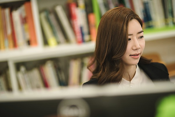 포토 JPG 여자 실내 한명 미소 앉기 상반신 성인 앞모습 30대 사무실 한국인 비즈니스우먼 책상 워킹맘 성인여자한명만 국내포토 1 뷰포인트 가구 비즈니스 모션 엄마 표정 사람 동양인 내부 장년 직장인 여자한명만 성인여자만 파일형식 직업 생활용품 가족 인종 여자만 성인만 관계 오브젝트