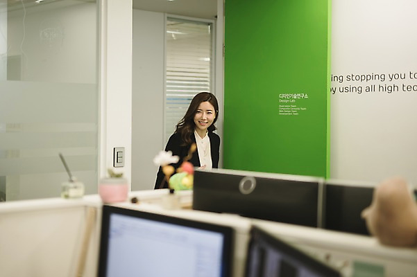 포토 JPG 여자 실내 한명 미소 상반신 성인 앞모습 30대 사무실 걷기 한국인 비즈니스우먼 책상 출근 워킹맘 성인여자한명만 국내포토 1 뷰포인트 가구 비즈니스 모션 엄마 표정 사람 동양인 내부 장년 직장인 출퇴근 여자한명만 성인여자만 파일형식 직업 생활용품 가족 인종 여자만 성인만 관계 오브젝트
